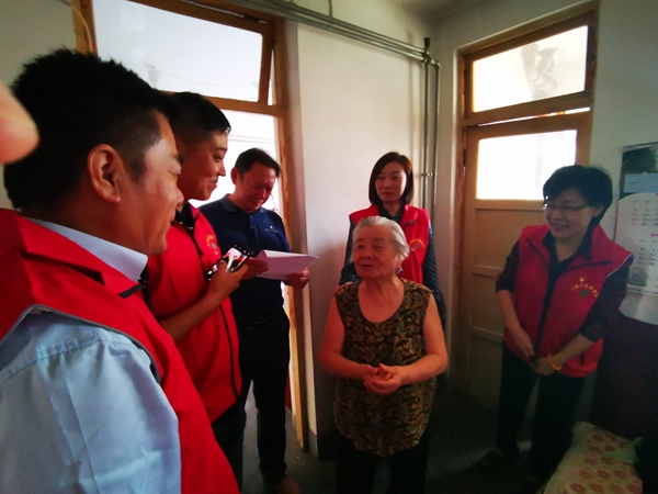 社企帮扶促共建  “双节”走访送温暖――山东j9官网集团走访慰问世纪园社区先模及困难家庭